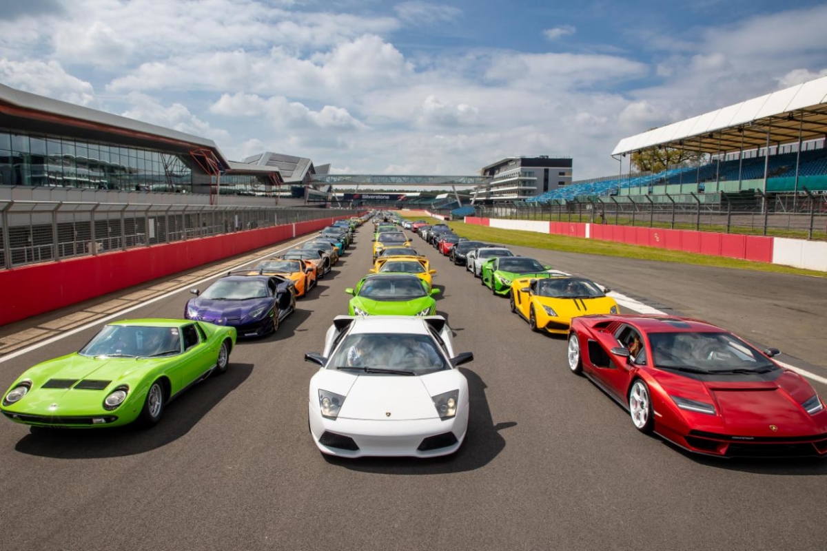 Lamborghini reúne 382 coches en el circuito de Silverstone para conmemorar su 60º aniversario