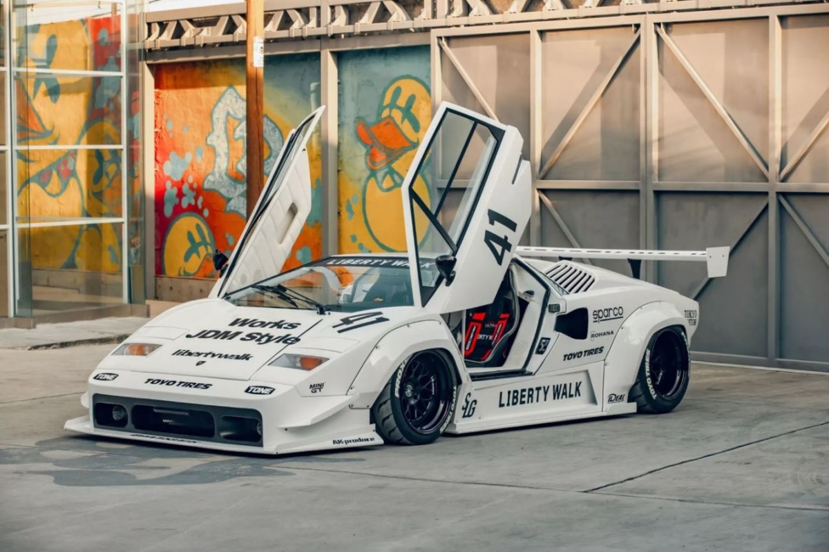 El Lamborghini Countach de Liberty Walk acorta distancias con el Diablo GTR