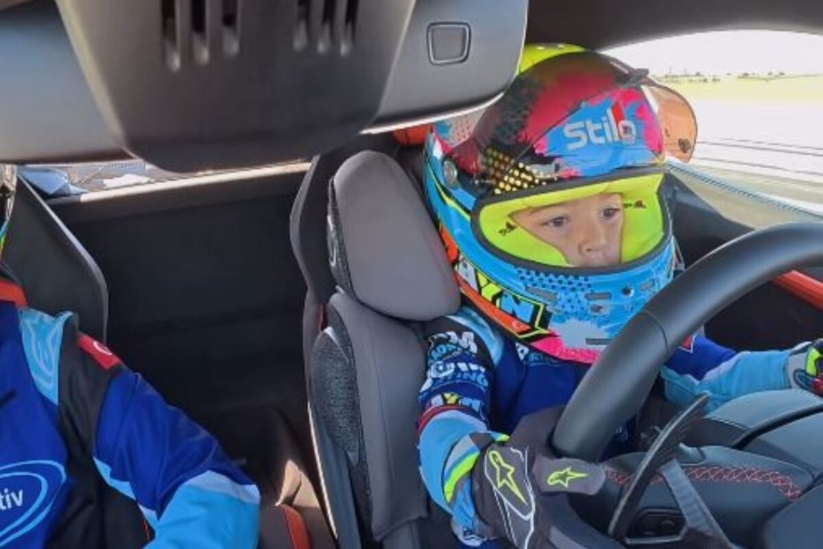 Te sentirás mayor al ver a este niño de cinco años conducir un Lamborghini Revuelto a 312 km/h