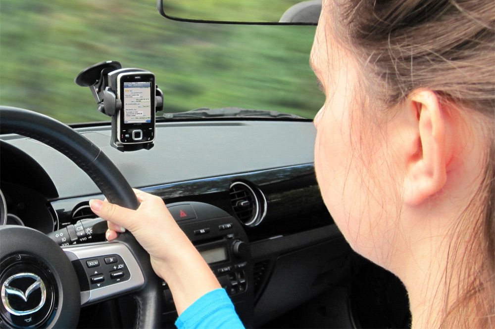 Primer detenido en España por enviar avisos de controles de tráfico por WhatsApp