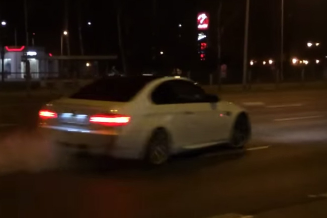 Vídeo: un BMW M3 E92 derrapa delante de la Policía
