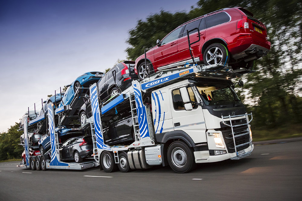 Multan por exceso de velocidad a un coche que iba subido en un camión