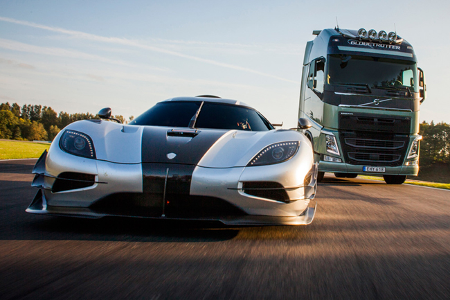 Duelo de titanes: camión Volvo FH contra Koenigsegg One:1