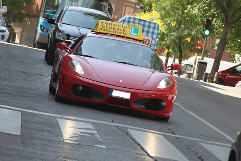 Esta autoescuela regala una vuelta en Ferrari a todo el que se saque el carné