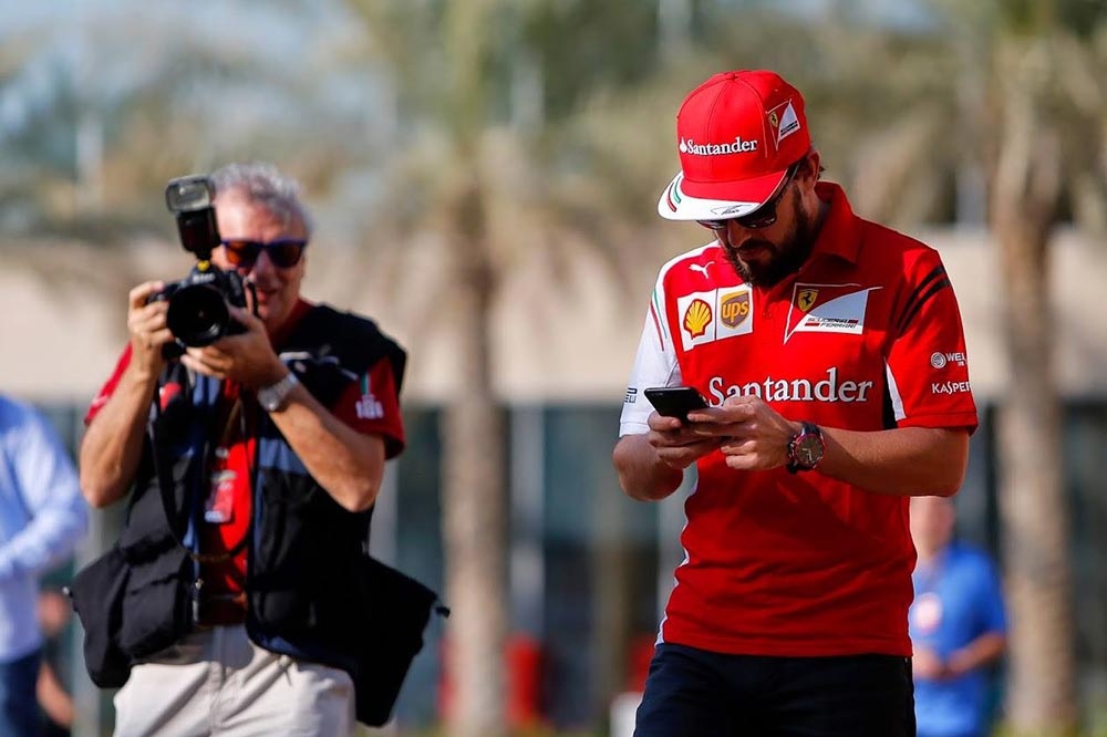 Villeneuve: “Alonso usa Internet y Twitter en su propio beneficio” Fernando-Alonso-redes-sociales