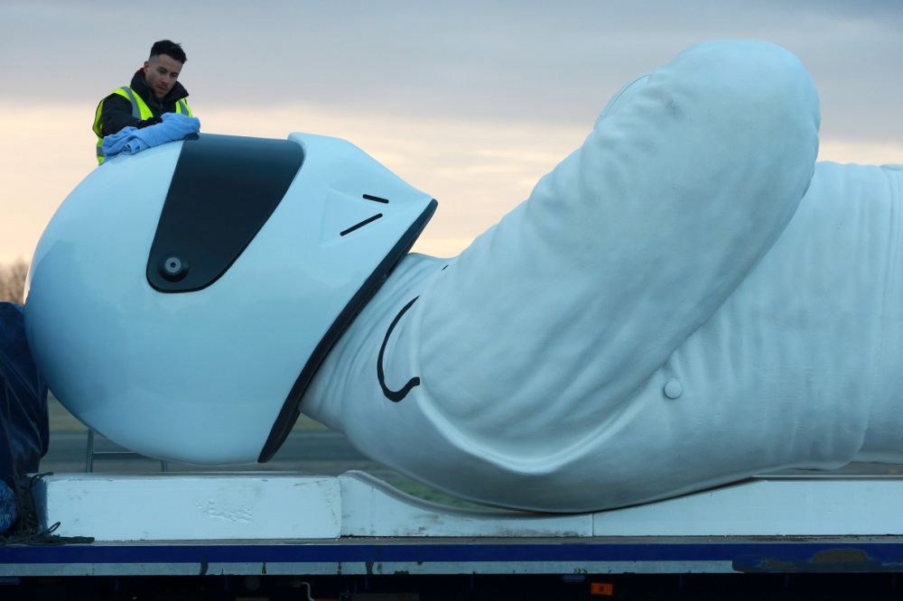 La BBC levantará una estatua de Stig de nueve metros en Polonia bbc-levantara-stig-nueve-metros (8)