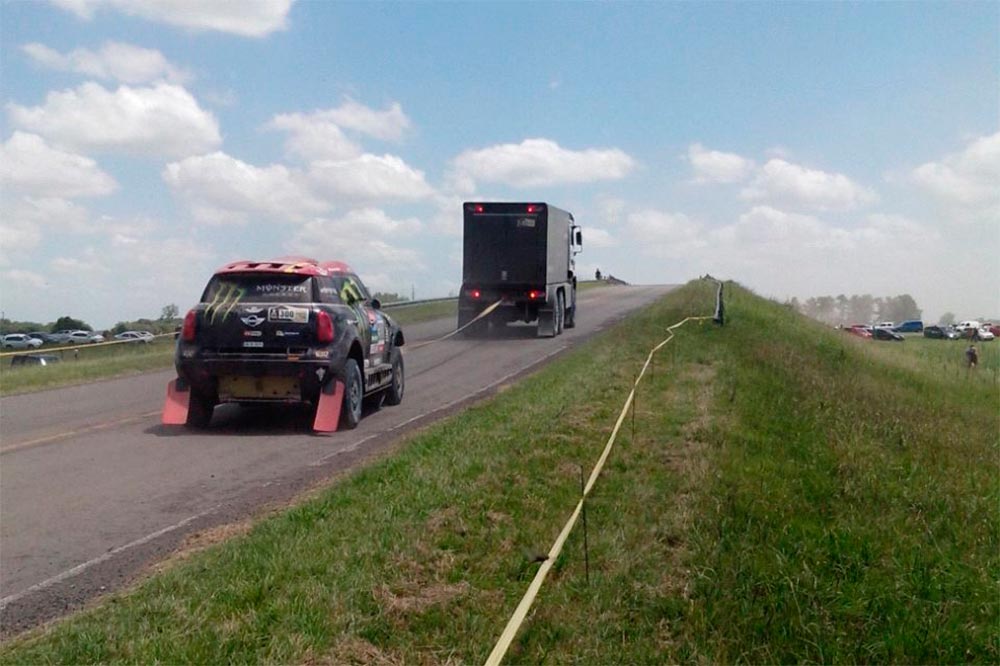 Nani Roma: “No sabemos qué ha pasado. Ha saltado el aviso de pérdida de aceite” problema-roma-dakar-2015
