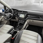 volkswagen-touran-2015-interior2