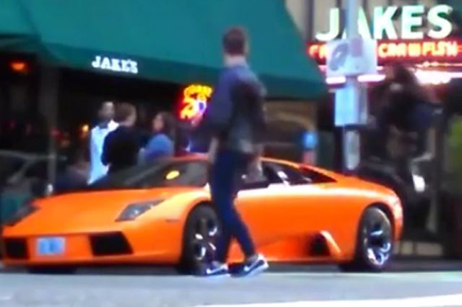 Vídeo: un chico en BMX pasa por encima de un Lamborghini Murciélago