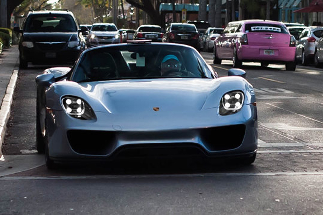Esta abuelita de Florida conduce un Porsche 918 Spyder de 887 CV