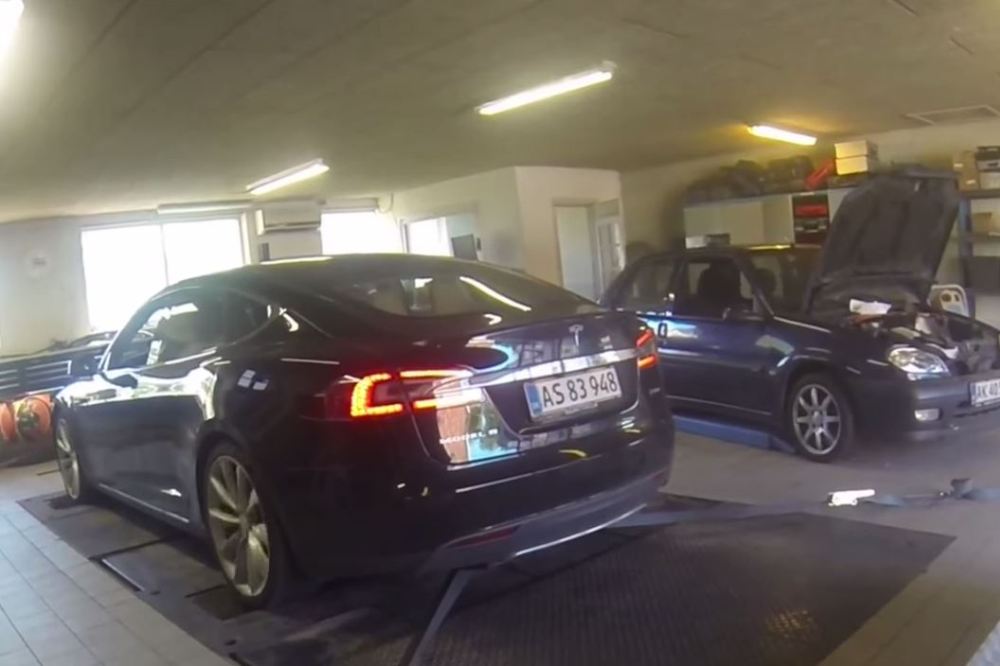 Vídeo: un Tesla Model S P85D destroza una sujeción del banco de potencia