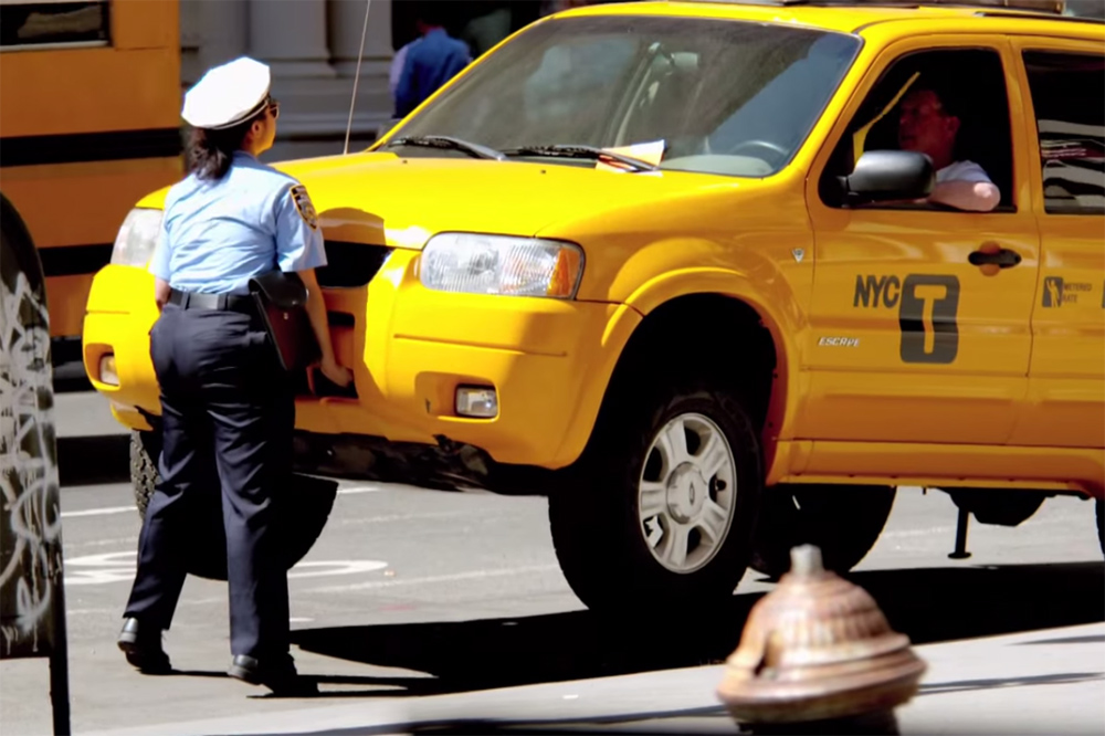 Vídeo: ¿cómo reaccionarías si vieras a una policía hacer esto?