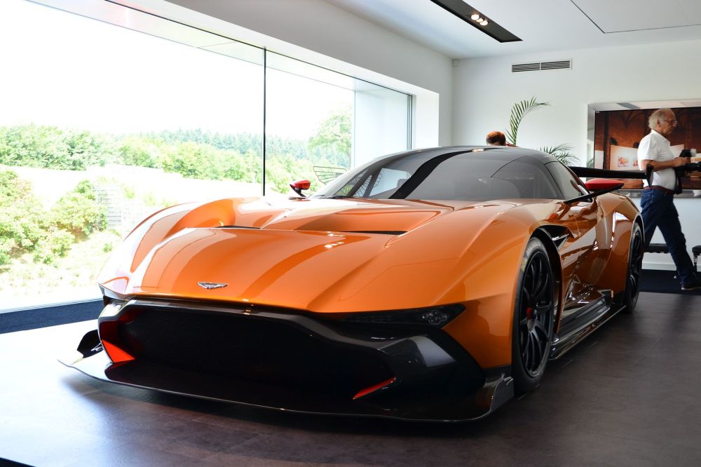 Este Aston Martin Vulcan en naranja se exhibe en Nürburgring