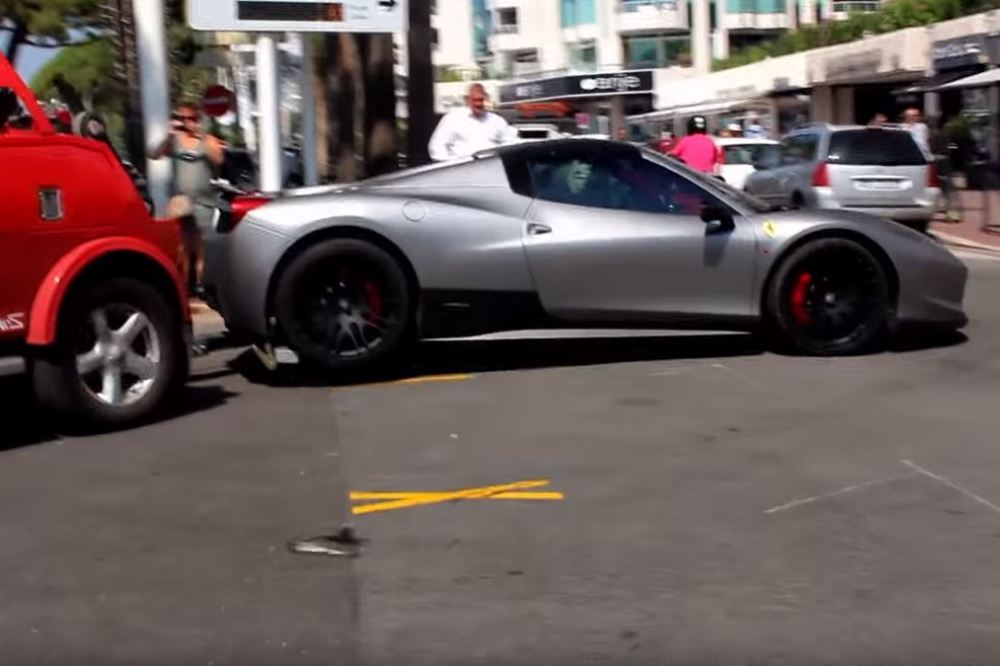 Vídeo: si aparcas mal tu Ferrari en Cannes te pasará esto