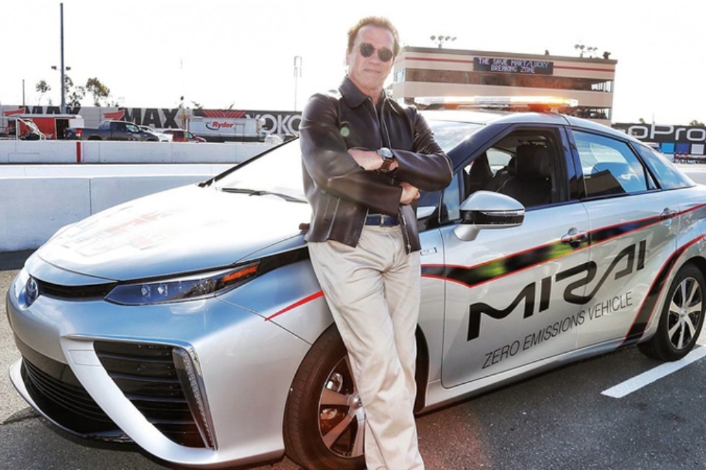 Arnold Schwarzenegger pilota el Toyota Mirai