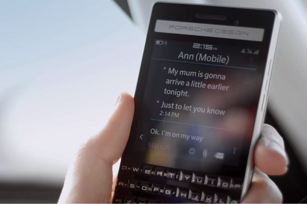 Vídeo: Mark Webber nos muestra los riesgos de usar el móvil al volante