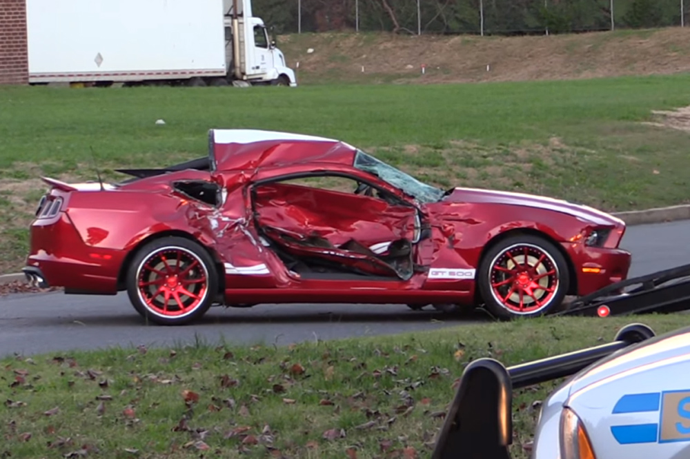 Vídeo: un Shelby GT500 se la pega tras quemar rueda