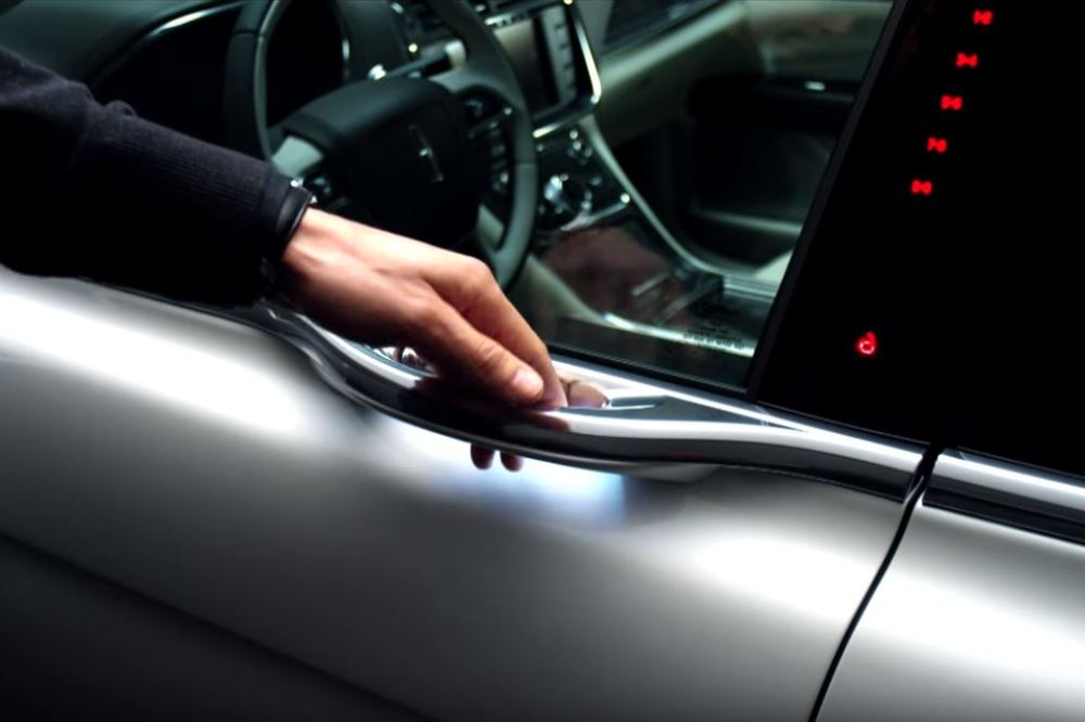 Así de extraño es el sistema de apertura de puertas del Lincoln Continental