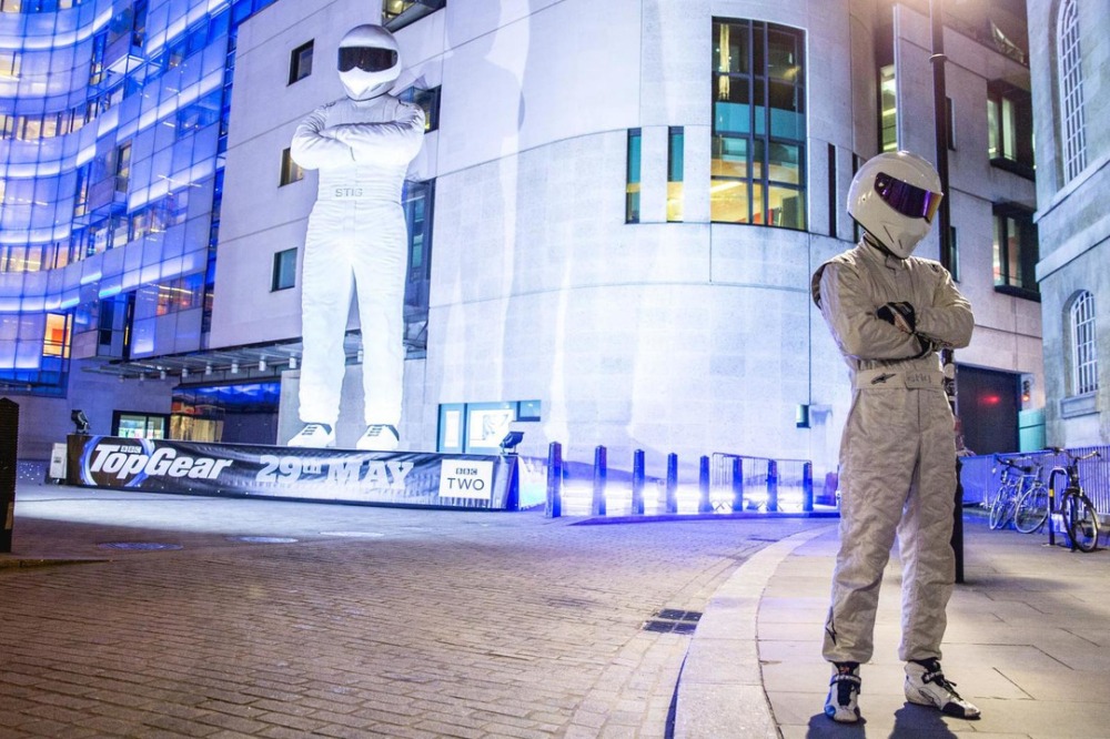 Un The Stig gigante invade Londres por el estreno de Top Gear
