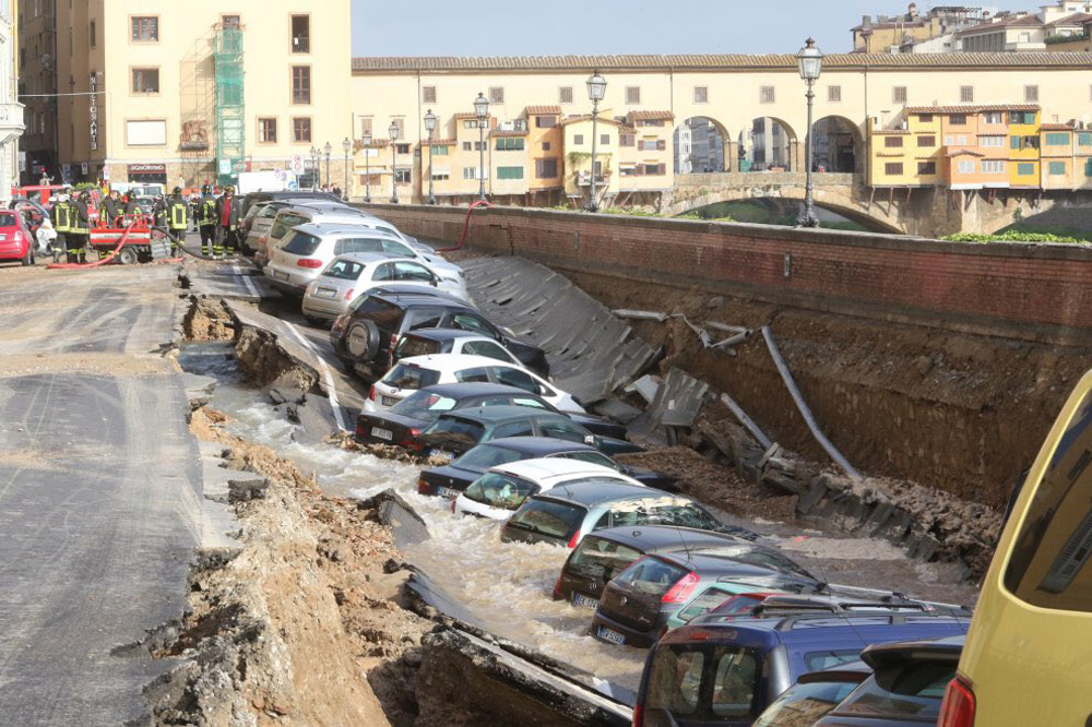 Un socavón engulle 20 vehículos aparcados en Florencia