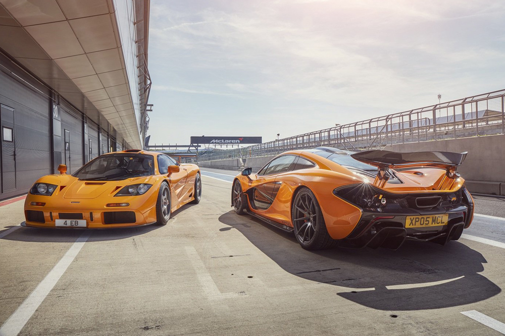 Un McLaren F1 GTR posa junto a un McLaren P1 XP