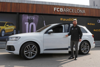 Los jugadores del FC Barcelona recogen sus coches Audi para 2016-2017