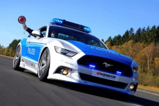 Un Ford Mustang policial y modificado para la iniciativa TUNE IT! SAFE!