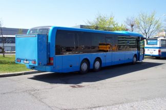 Encuentran un hombre oculto en el motor de un autobús