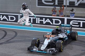 GP de Abu Dhabi: Rosberg se proclama nuevo campeón de la Fórmula 1 en 2016 Nico Rosberg celebrando su campeonato de Fórmula 1 en 2016