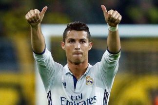 Cristiano Ronaldo recibe el coche chino Alibaba RX5 por ser el MVP del Mundialito Alibaba RX5 que ha ganado Cristiano Ronaldo