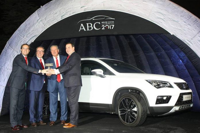 El equipo de SEAT recoge el premio del Coche del Año 2017 en España conseguido por el Ateca