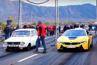 Vídeo: un antiguo Dacia 1300 se mide a un BMW i8 dacia-1300-contra-bmw-i8
