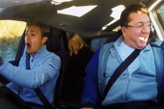 Vídeo: Nico Rosberg se atreve con los 4x4 de Mercedes Nico Rosberg con cara de asustado al probar el 4x4 Mercedes GLE