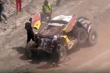 Vídeo: espectacular accidente de Carlos Sainz que le obliga a retirarse Vídeo del accidente sufrido por Carlos Sainz en la cuarta etapa del Dakar 2017