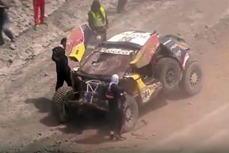 Vídeo: espectacular accidente de Carlos Sainz que le obliga a retirarse Vídeo del accidente sufrido por Carlos Sainz en la cuarta etapa del Dakar 2017