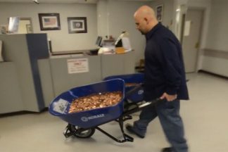 Un hombre paga el registro de sus coches con 300.000 monedas hombre-paga-registro-coches-300000-monedas