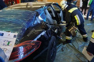 Bomberos alemanes entrenan cortando un nuevo Porsche Panamera