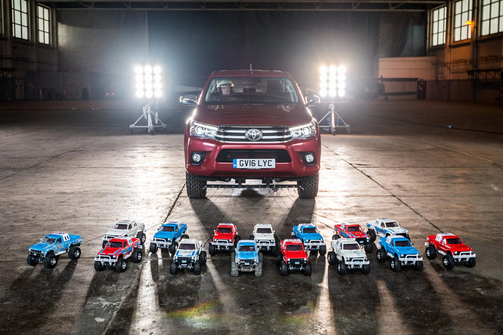 ¿Cuántos coches teledirigidos hacen falta para remolcar un Toyota Hilux?