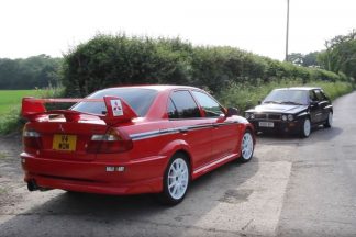 Vídeo: Mitsubishi Lancer EVO VI contra Lancia Delta Integrale EVO 1