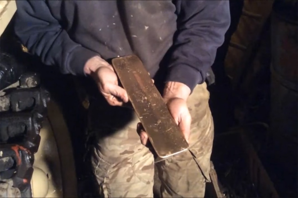 Compra un tanque y encuentra 2,34 millones de euros en oro en su interior