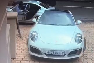 Vídeo: el conductor de un Porsche 911 frustra un intento de robo