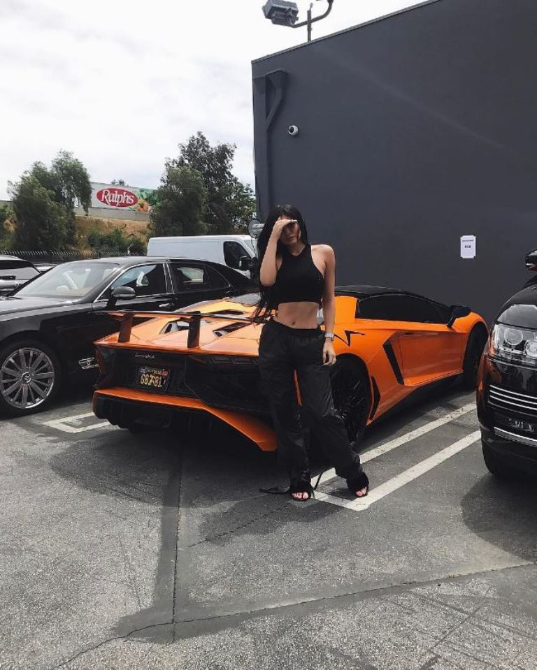 Kylie Jenner estrena un Lamborghini Aventador SV Roadster - Periodismo ...
