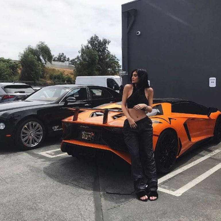 Kylie Jenner estrena un Lamborghini Aventador SV Roadster - Periodismo ...