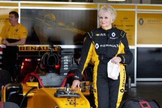 Vídeo: una señora de 79 años puede conducir un F1 de Renault Sport Rosemary Smith Renault Sport