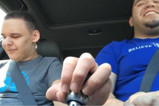 Vídeo: padre enseña a cambiar de marchas a su hijo autista y ciego video-padre-ensena-cambiar-marchas-hijo-autista-ciego