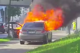 Quema su Serie 7 delante del Museo BMW para protestar