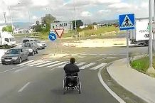 Vídeo: circula con una silla de ruedas a toda velocidad por una carretera discapacitado-silla-ruedas-mallorca