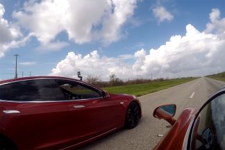 McLaren 720S contra Tesla Model S P100D, ¿por cuál apuestas?