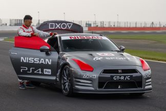 Este Nissan GT-R se conduce con un mando de la PlayStation