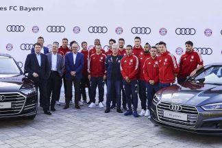 Los jugadores del Bayern Múnich reciben sus nuevos Audi para 2018